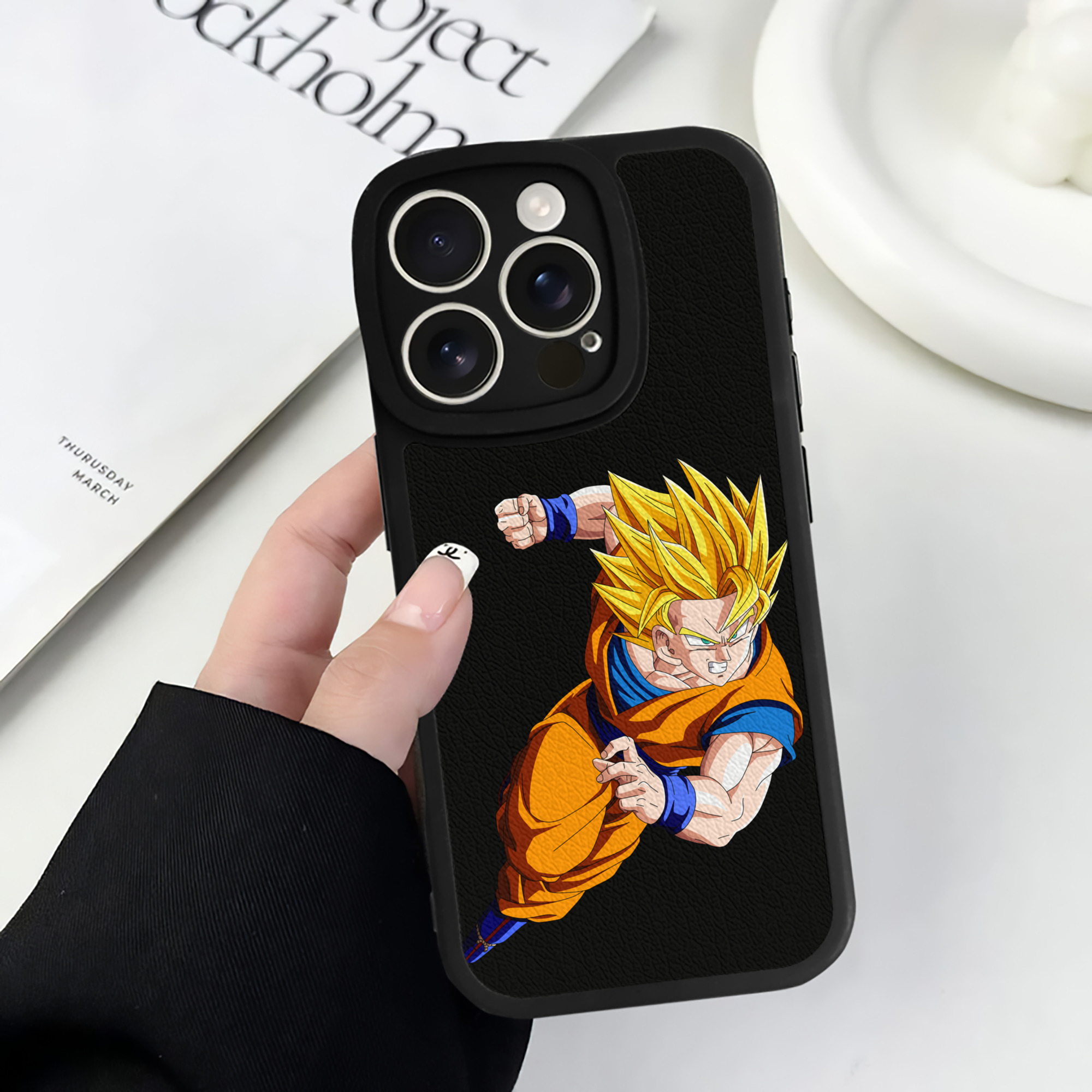 （画像用） ドラゴンボール 孫悟空（そん ごくう）Son Goku カカロット DRAGON BALL Kakarotto 【iPhone 16シリーズ対応】シリコンスマホケース（レザー調） 材質：シリコン